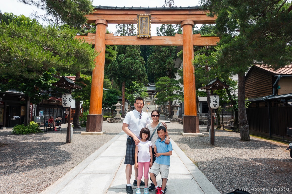 Sakurayama Hachiman Shrine tori gate photospot